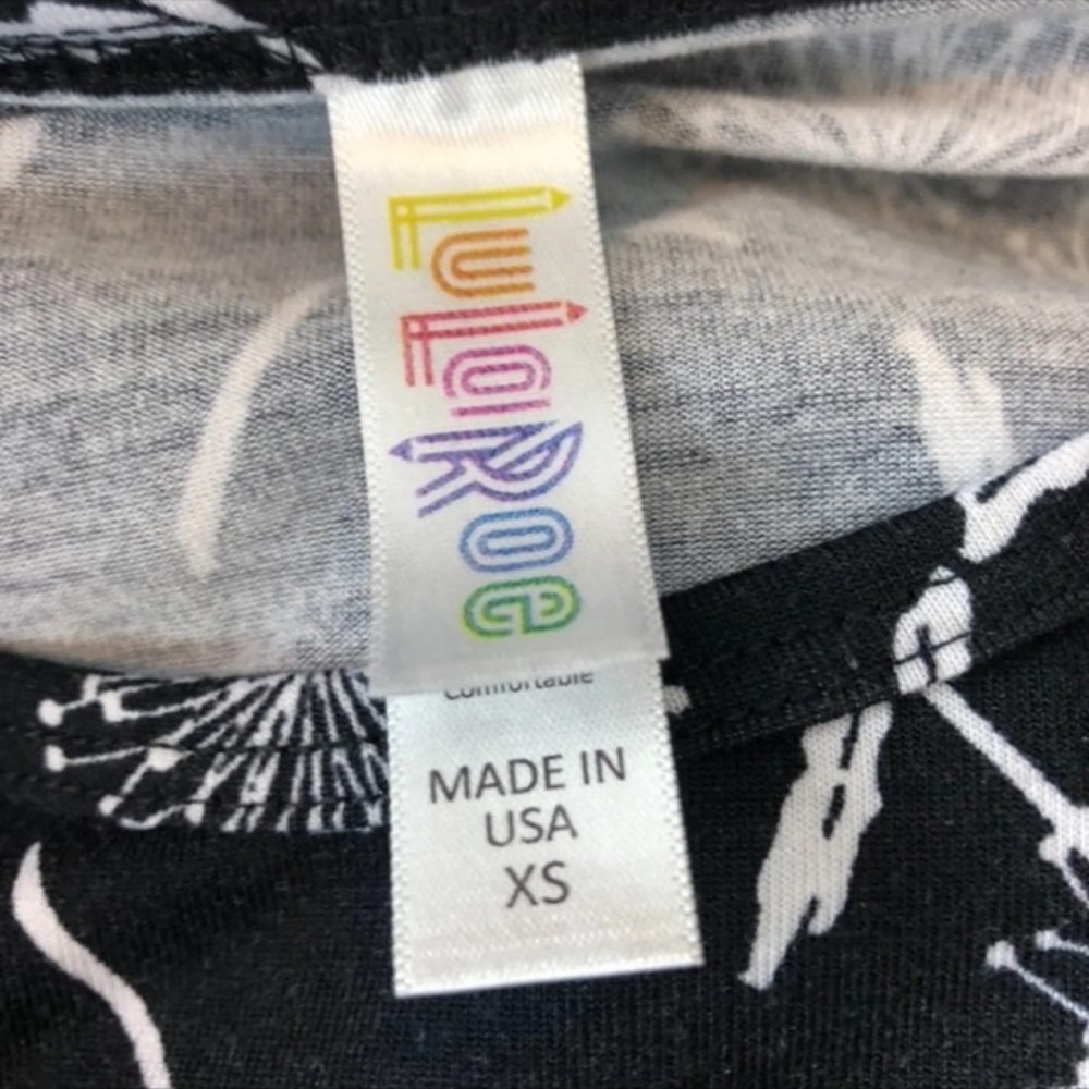 🔥5/$10🔥 LuLaRoe Black Printed Perfect T XS - Picture 7 of 7
